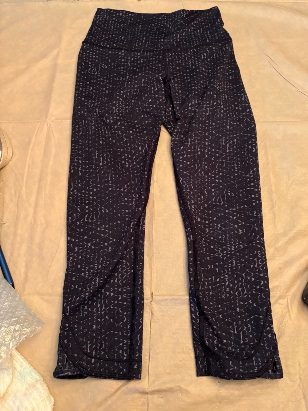 LULULEMON Luminesce Splatter Ice Gray Black Size 4